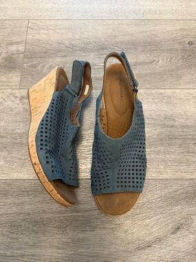 Rockport Navy Perforated Cork Slingback Wedges blue size 9